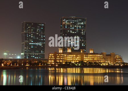 Die Zick-Zack-Towers bei Nacht. Doha, Katar, Nahost Stockfoto