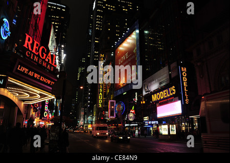 Nacht Neon Ansicht Gebäude Autos rote Regal Cinema Baldachin Eingangszelt zu Madame Tussauds, New West 42nd Street, New York Stockfoto