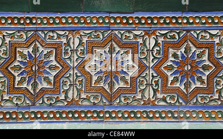 Details zu den maurischen Fliesen, der Alcázar von Sevilla, Sevilla, Spanien Stockfoto