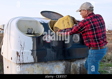 Bootseigner Hinterlegung verwendet Motoröl, Sammelstelle. Stockfoto