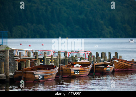 Hölzerne Ruderboote warten auf die Pier am Lake Windermere im Lake District von Cumbria Stockfoto