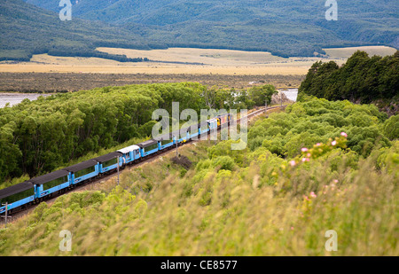 Der Kiwirail Tranz Alpine Eisenbahn Zug Reisen durch die Südalpen. Canterbury, Südinsel, Neuseeland. Stockfoto