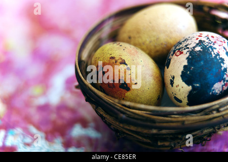 Reich verzierte Wachteln Eier in einem Korb hautnah Stockfoto