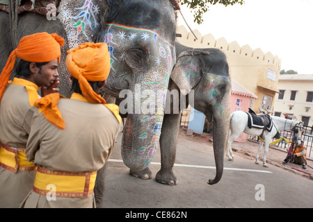 Elefanten am wissenschaftlichen Observatorium Jantar Mantar in Jaipur in Rajasthan, Indien. Stockfoto