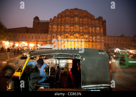 Das Hawa Mahal, Palast der Winde, gebaut im Jahre 1799 von Maharaja Sawai Pratap Singh, in Jaipur in Rajasthan, Indien Stockfoto