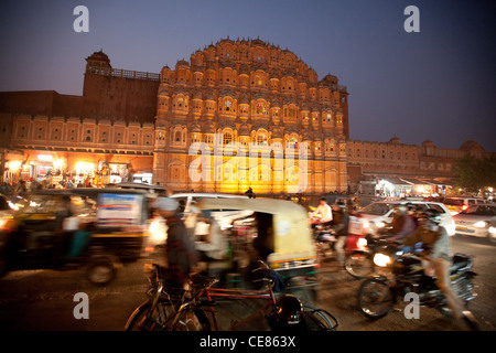 Das Hawa Mahal, Palast der Winde, gebaut im Jahre 1799 von Maharaja Sawai Pratap Singh, in Jaipur in Rajasthan, Indien Stockfoto