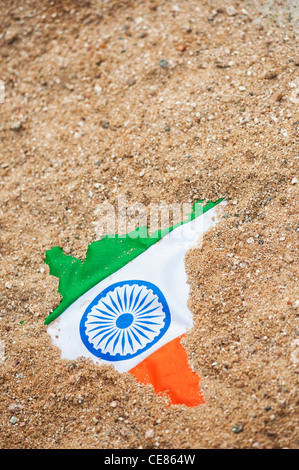 Indische Flagge zeigen sich durch Sand geformt wie die Karte von Indien Stockfoto