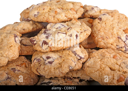 Hügel der hausgemachte Schokolade und Butterscotch Chip Cookies vor einem weißen Hintergrund Stockfoto