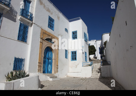 Sidi Bou Said - typischen Gebäude mit weißen Wänden, blauen Türen und Fenstern Stockfoto