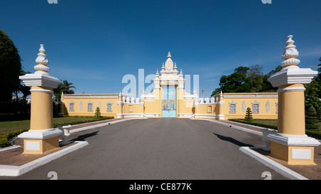 Der Haupteingang zum Königspalast in Phnom Penh, Kambodscha, von innen gesehen. Stockfoto