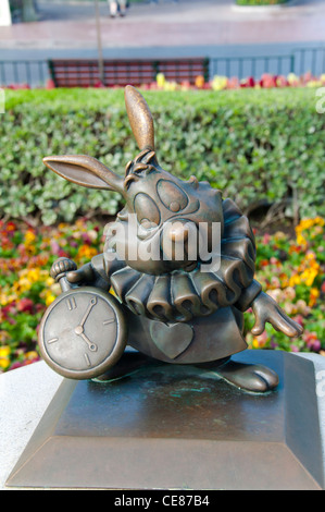 Das weiße Kaninchen Überprüfung seiner Uhr, Alice im Wunderland Stockfoto