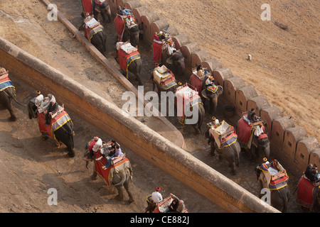 Touristen, die Reiten Elefanten bei Amber Fort, außerhalb Jaipur in Rajasthan, Indien Stockfoto