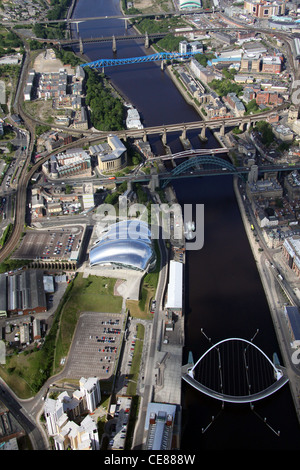 Luftaufnahme des Flusses Tyne in Newcastle-upon-Tyne, der die Gateshead Millennium Bridge & Tyne Bridge sowie die Sage Concert Hall zeigt Stockfoto