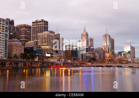 Skyline von Melbourne spiegelt sich in den Yarra River Stockfoto