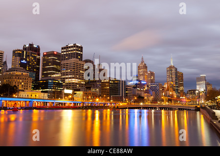 Skyline von Melbourne spiegelt sich in den Yarra River Stockfoto