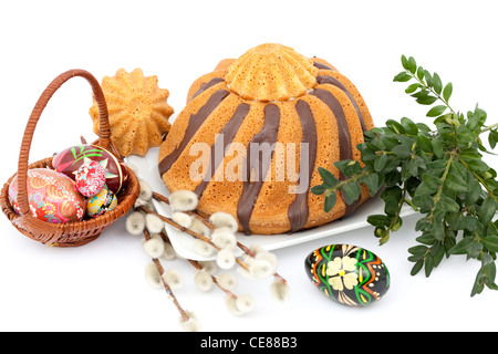Süße Osterkuchen mit bunten Ostereiern Stockfoto