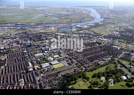 Luftaufnahme des Stadtzentrums von Middlesbrough mit Teesside University im Vordergrund, die in Richtung des Flusses Tees in Richtung Nordsee schaut Stockfoto