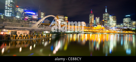 Skyline von Melbourne spiegelt sich in den Yarra River in der Nacht Stockfoto