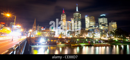 Skyline von Melbourne spiegelt sich in den Yarra River in der Nacht Stockfoto