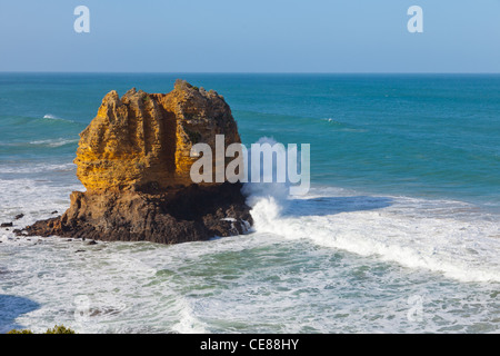 Welle brechen auf Eagle Rock auf dem Great Ocean Road Victoria Stockfoto