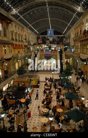 Die Szene in der Mall of the Emirates, eines der Dubais größten und modernsten Einkaufszentren, das Ski-Mall umfasst. Stockfoto
