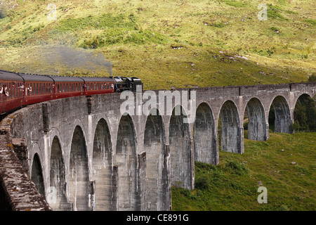 'Jacobite' Dampfzug, 45231 'Sherwood Forester', auf dem Glenfinnan Viadukt, Schottland Stockfoto