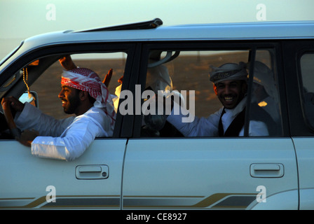 Vier Machenschaften in der Wüste in der Nähe von Dubai ist eine Freizeitbeschäftigung am Wochenende für Emirates und Ausländer. Stockfoto