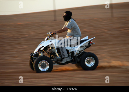 Vier Machenschaften in der Wüste in der Nähe von Dubai ist eine Freizeitbeschäftigung am Wochenende für Emirates und Ausländer. Stockfoto