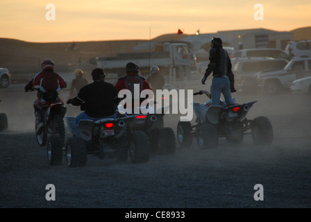 Vier Machenschaften in der Wüste in der Nähe von Dubai ist eine Freizeitbeschäftigung am Wochenende für Emirates und Ausländer. Stockfoto