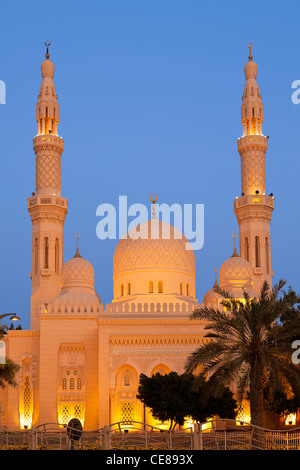 Asien, Arabien, Dubai Emirat Dubai, Jumeirah Moschee in der Abenddämmerung Stockfoto