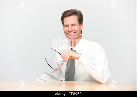 Mittlere gealterte und erfolgreicher Geschäftsmann in seinem Büro Stockfoto
