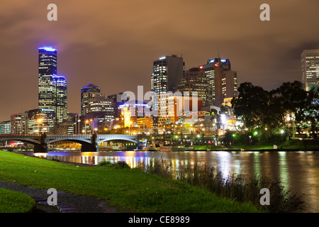 Skyline von Melbourne spiegelt sich in den Yarra River in der Nacht Stockfoto