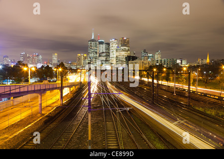 Langzeitbelichtung der Züge auf Melbourne Victoria Stockfoto