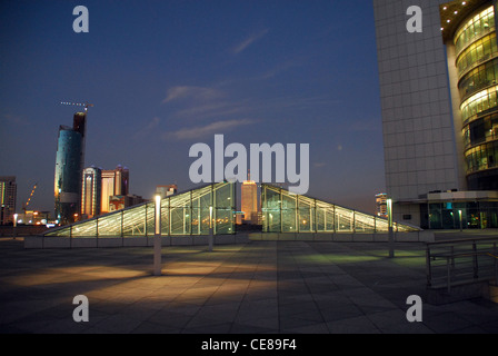 Die Dubai Intl Financial Center (DIFC) repräsentieren die weltweit führenden Unternehmen im Bereich der Finanzdienstleistungen, Bankwesen, Versicherung, etc.. Stockfoto