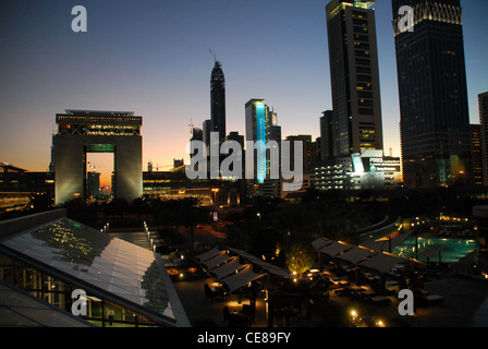 Die Dubai Intl Financial Center (DIFC) repräsentieren die weltweit führenden Unternehmen im Bereich der Finanzdienstleistungen, Bankwesen, Versicherung, etc.. Stockfoto