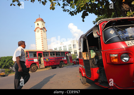 Sri Lanka, Colombo, Pettah Bereich, Verkehr, Auto, Tuk, Auto, Hauptstraße, Khan Clock Tower Stockfoto