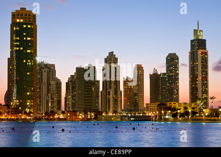 Dubai, Wolkenkratzer in der Nacht Stockfoto