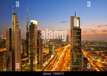 Dubai, Türmen Büro und Wohnung Türme entlang der Sheikh Zayed Road Stockfoto