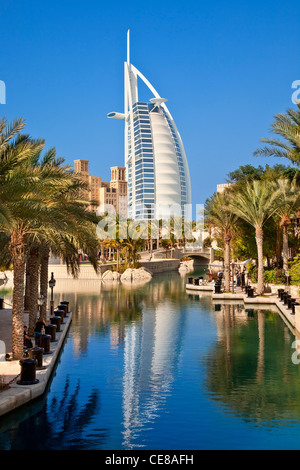 Dubai, Madinat Jumeirah und Burj al Arab Hotel Stockfoto