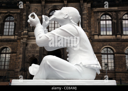 Meissener Porzellan Figur im Zwinger Schloss mit Trickster Schneider Wibbel Einfädeln einer Nadel Dresden Deutschland Stockfoto