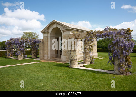 Bayeux War Cemetery, Erinnerung Kapelle - The British War Cemetery in Bayeux, Normandie Frankreich. Blühende Glyzinien Sommermorgen Stockfoto