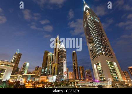 Dubai, Emirates Towers und Wolkenkratzer in der Abenddämmerung Stockfoto