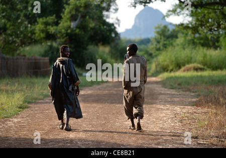 Zwei Soldaten der sudanesischen Volksbefreiungsarmee gehen auf einer Straße im ländlichen Südsudan in Afrika Stockfoto