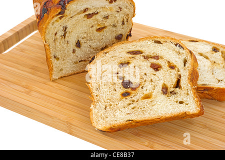 Nahaufnahme-Rosinen-Brot in Scheiben geschnitten auf Holz Schneidebrett Stockfoto