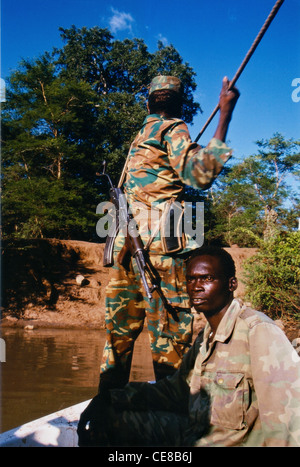 Soldaten der sudanesischen Volksbefreiungsarmee überqueren einen Fluss mit dem Boot im Südsudan, Afrika Stockfoto