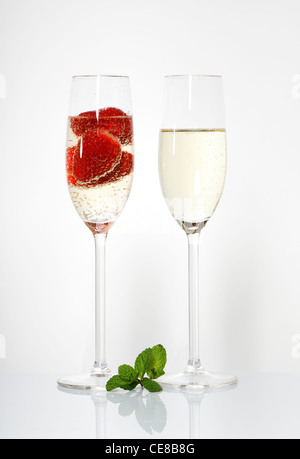 Zwei Gläser Sekt und Erdbeeren auf weißem Stockfoto