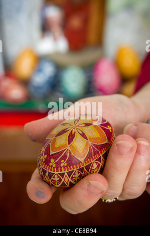 Hand hält eine Pisanki oder Polnisch dekoriert Ei Stockfoto