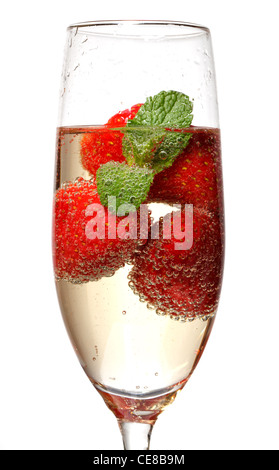 Glas Sekt und Erdbeeren auf weißem Stockfoto