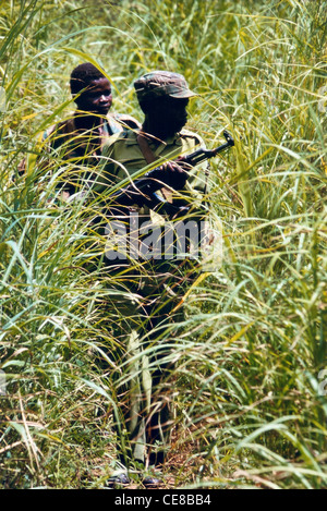 Soldaten der südlichen Volksbefreiungsarmee patrouillieren in einem Gebiet für einen Hinterhalt im Südsudan, Afrika Stockfoto