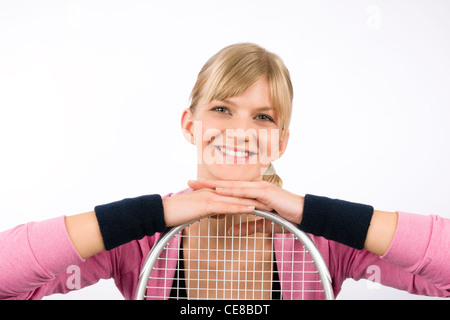 Tennis Spieler Frau jung lächelnd stützte sich auf Schläger isoliert Stockfoto